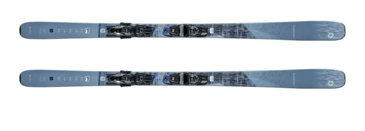 Deux skis gris-bleu avec fixations noires, isolés sur fond blanc.