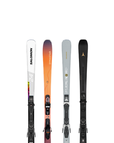 Quatre skis Salomon, Dynastar et Atomic de différentes couleurs (blanc, orange, gris, noir) avec fixations.