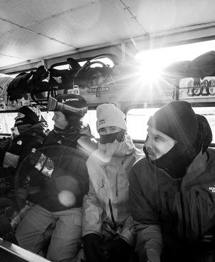 Men's après-ski outfit: combining warmth, style, and performance in the mountains