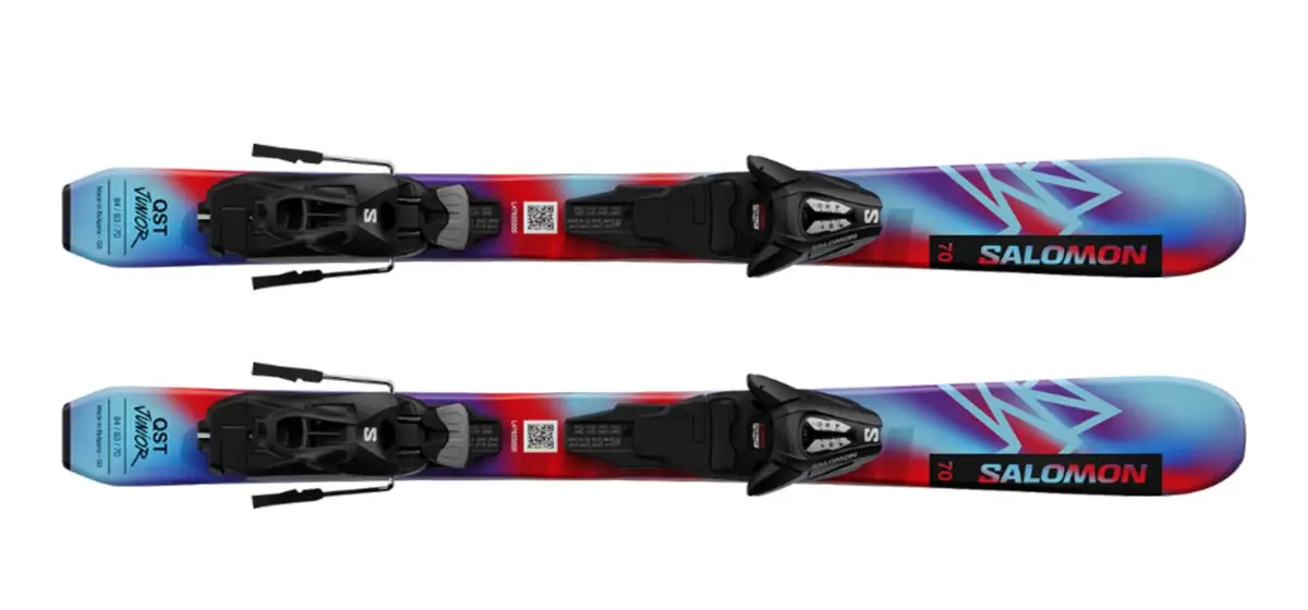 Paire de skis Salomon QST VIGIL, avec un design dégradé rouge, bleu et violet, et des fixations noires.