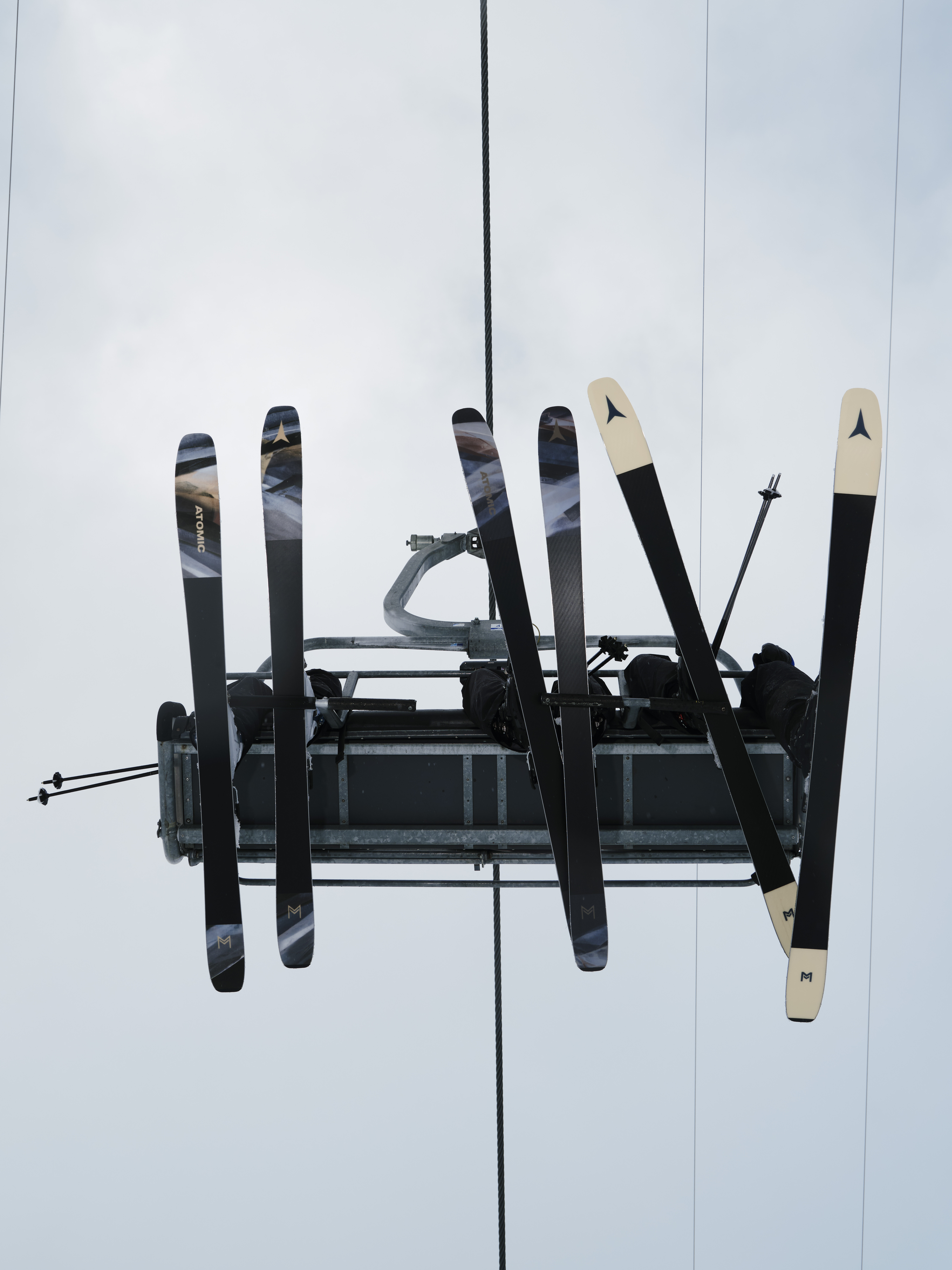 Skieur sur un télésiège, vu d'en haut